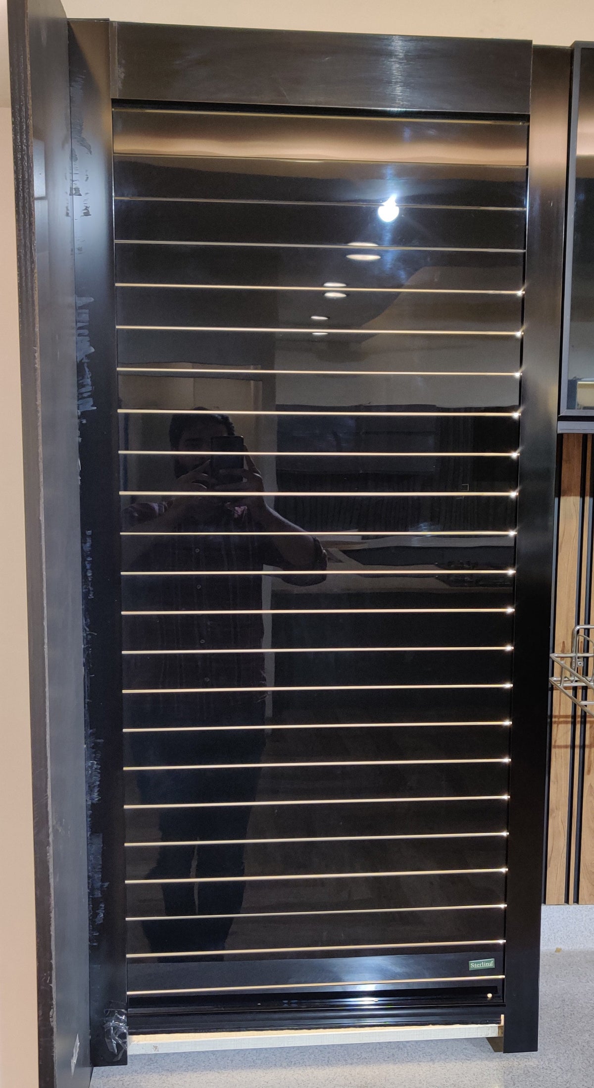 Avocetmobily Kitchen cabinet Rolling shutter glass black (600 x 1320 mm)